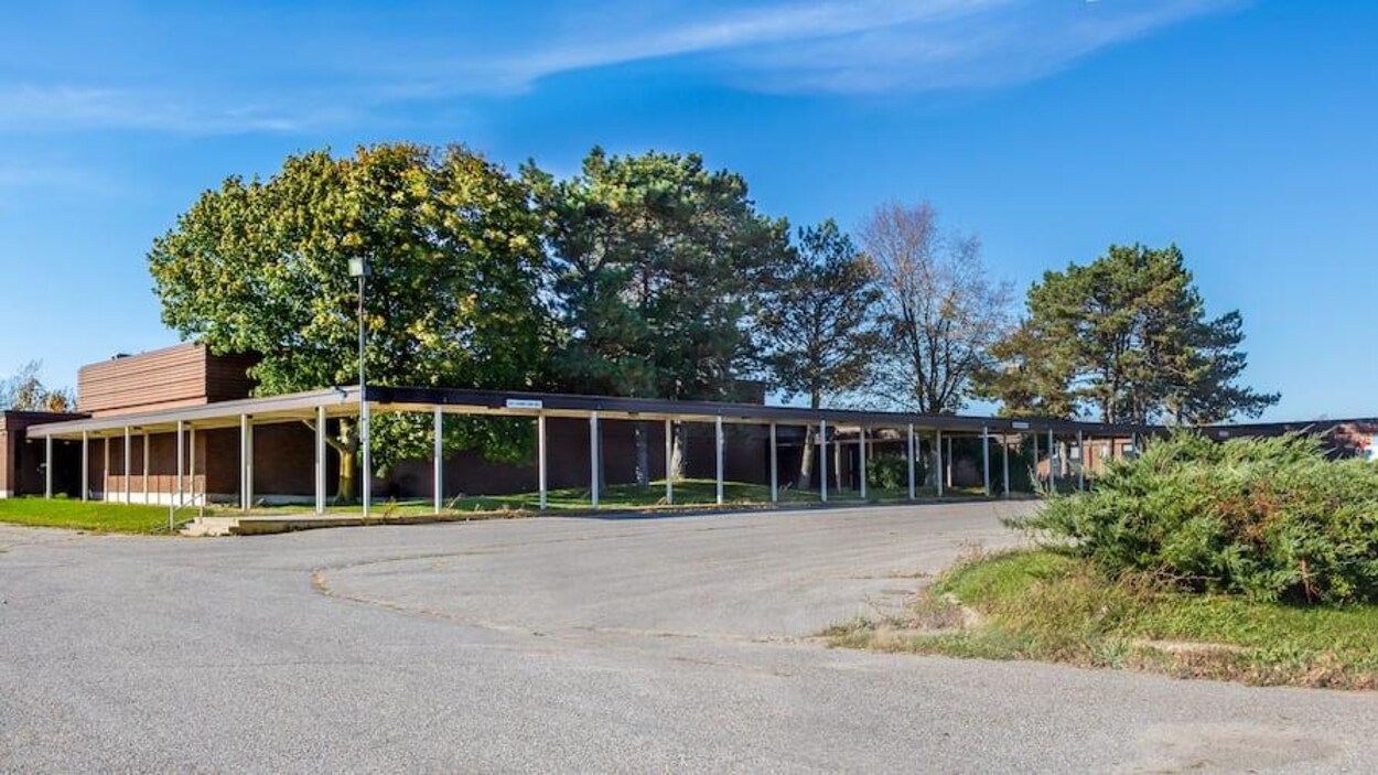 La façade d'une école