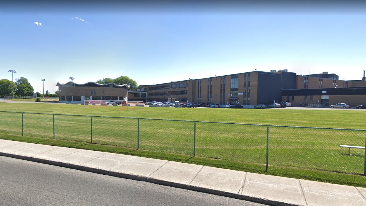 L'école et son terrain de soccer, en été.