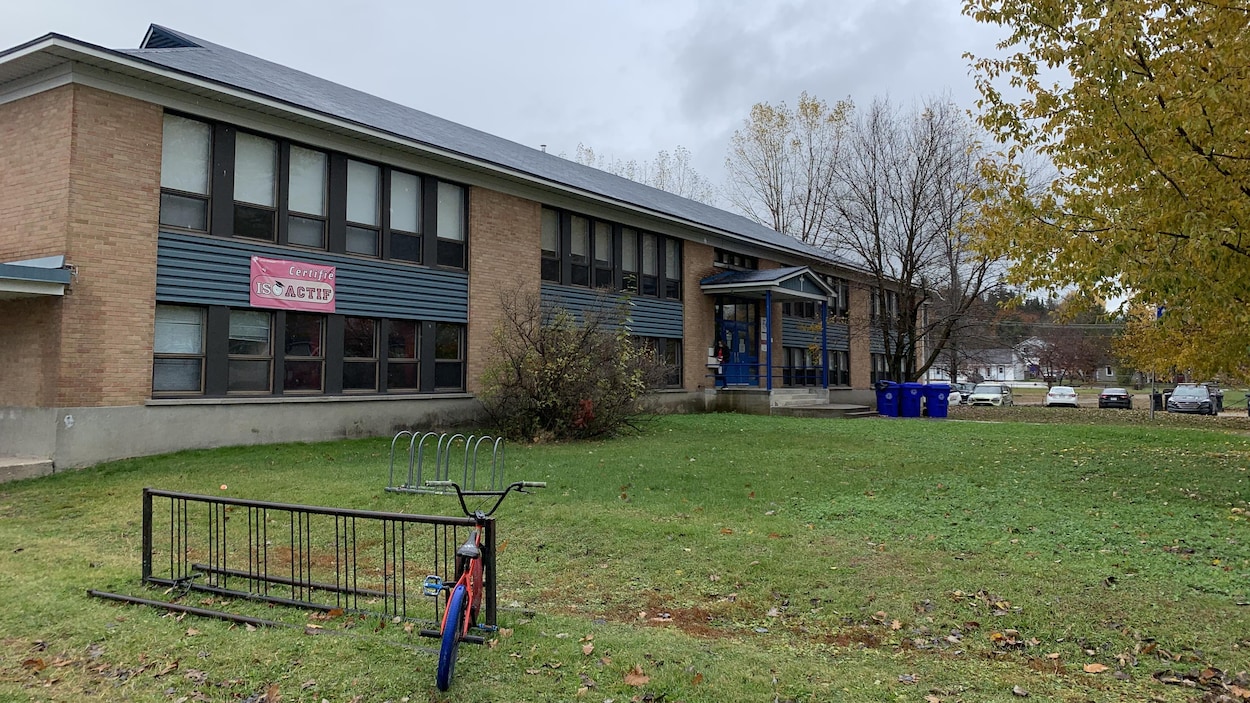 La devanture de l'établissement scolaire une journée d'automne.