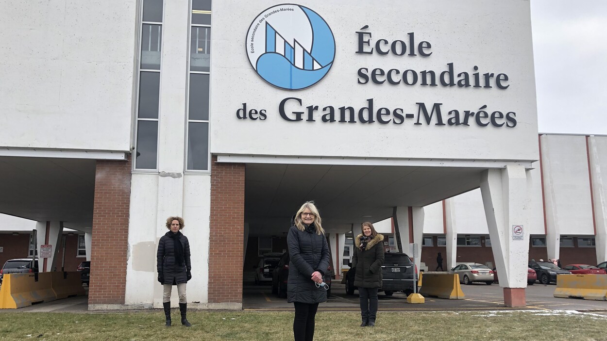 En avant, la directrice Ginette Tremblay, à gauche Marie-Joëlle Bolduc et a droite, Claudie Fortin.
