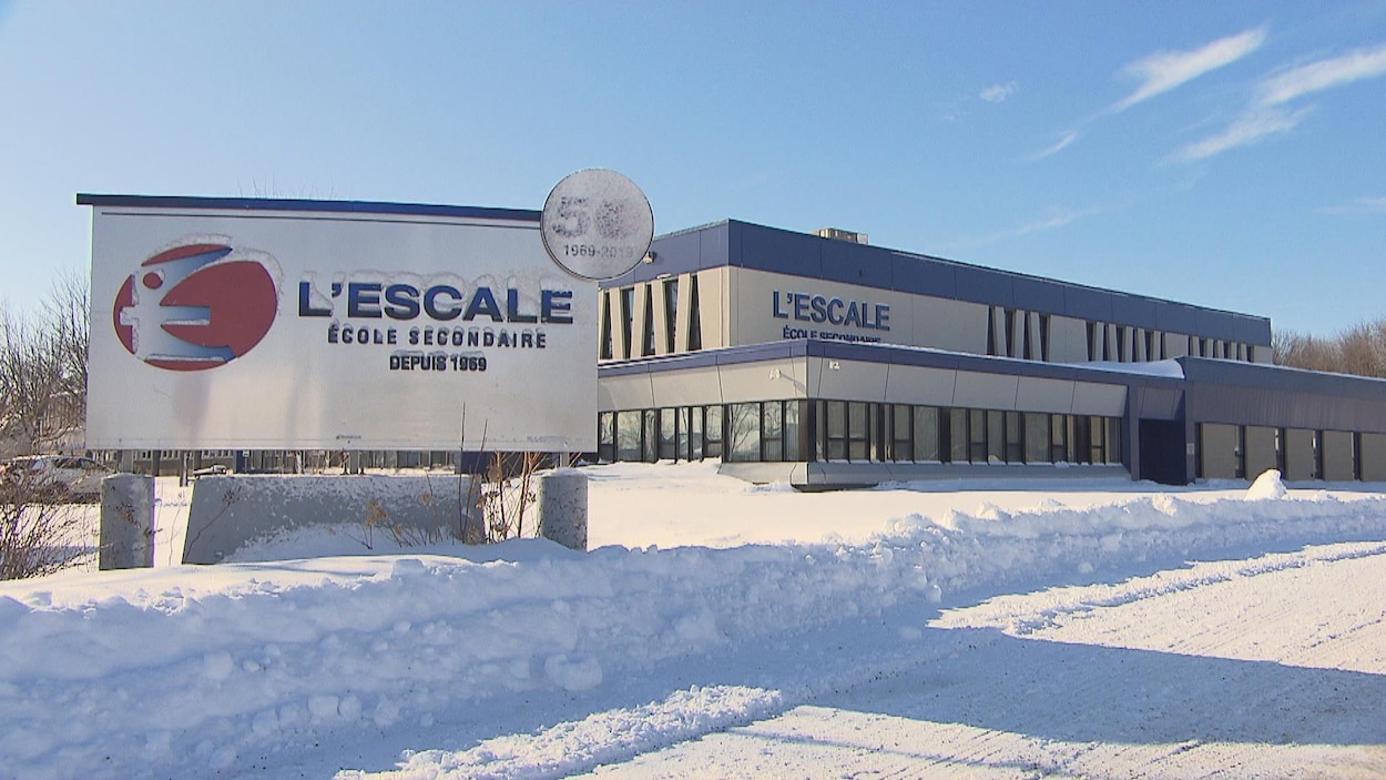 La façade d'une école secondaire en hiver.