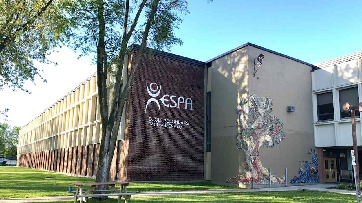 Uniformes scolaires : un recours collectif cible les coûts imposés aux parents