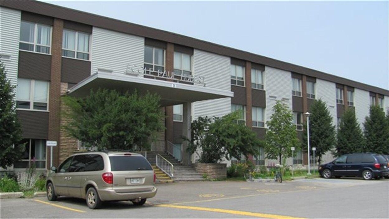 Entrée principale de l'école secondaire Paul-Hubert de Rimouski
