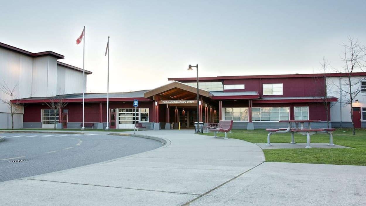 L'école secondaire de Richmond vue de l'extérieur.