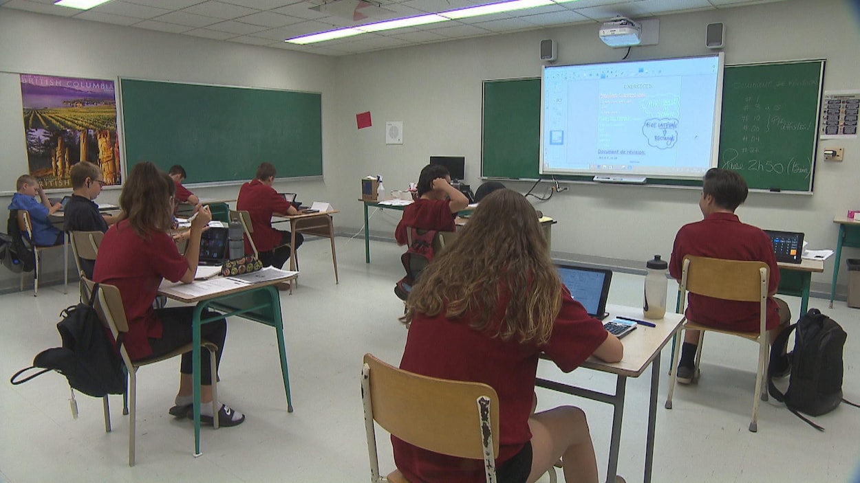 Des élèves travaillent dans une salle de classe.