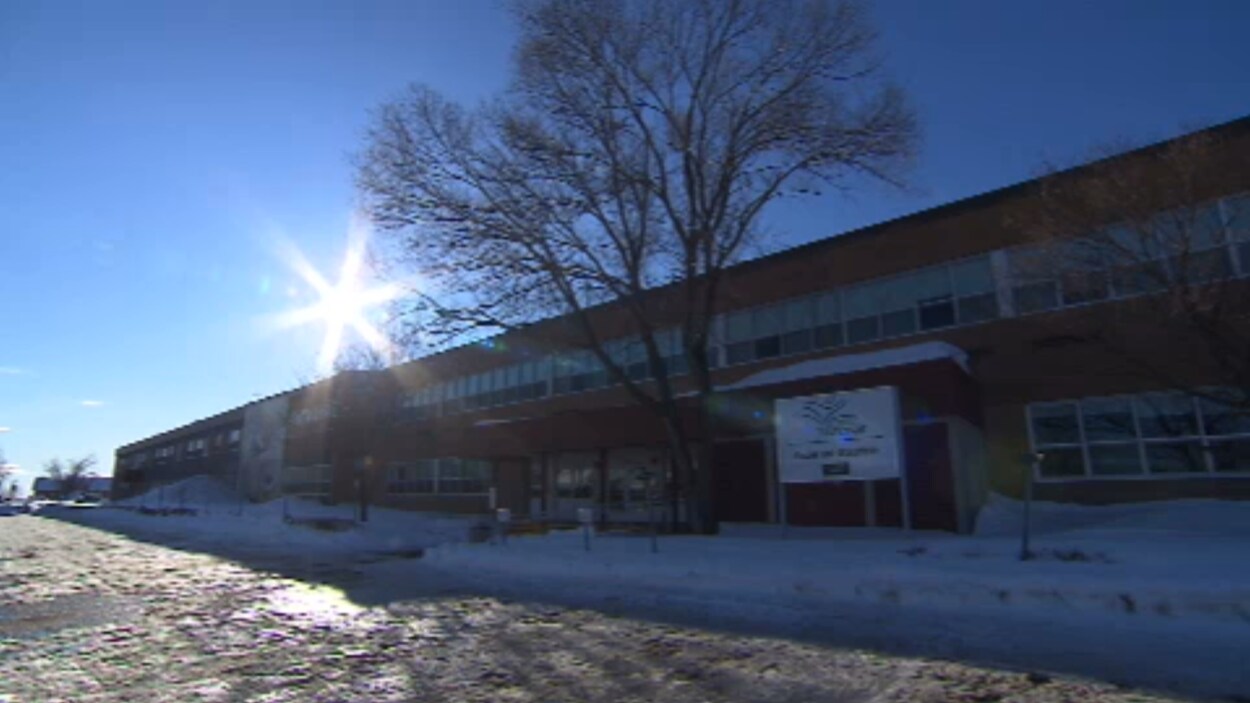 Façade de l'école secondaire Val-Mauricie en hiver.