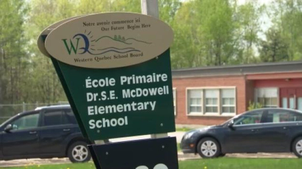 Un panneau indiquant l'école primaire anglophone de Shawville. Un panneau indiquant l'école primaire anglophone de Shawville.