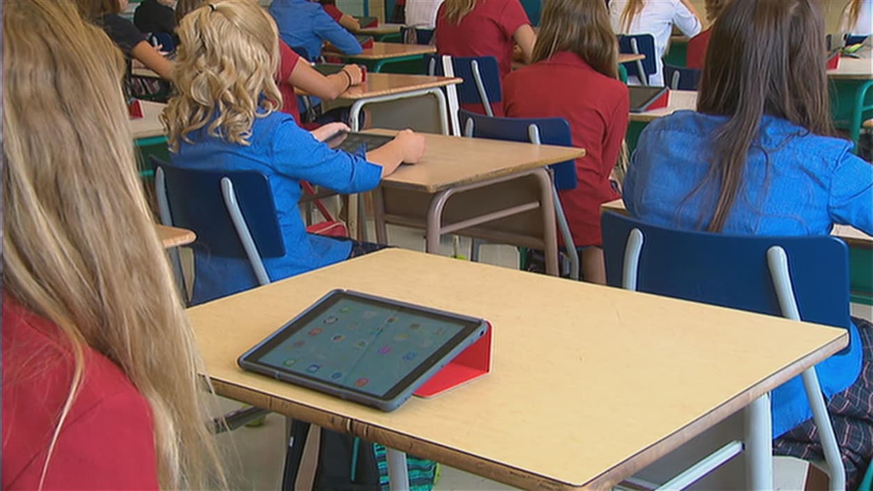 Tous les élèves de l'école secondaire Le Sommet à Québec doivent avoir un iPad pour la plupart des matières enseignées. Selon la récente directive ministérielle, les objets spécialisés et coûteux comme les tablettes électroniques doivent être accessibles gratuitement.