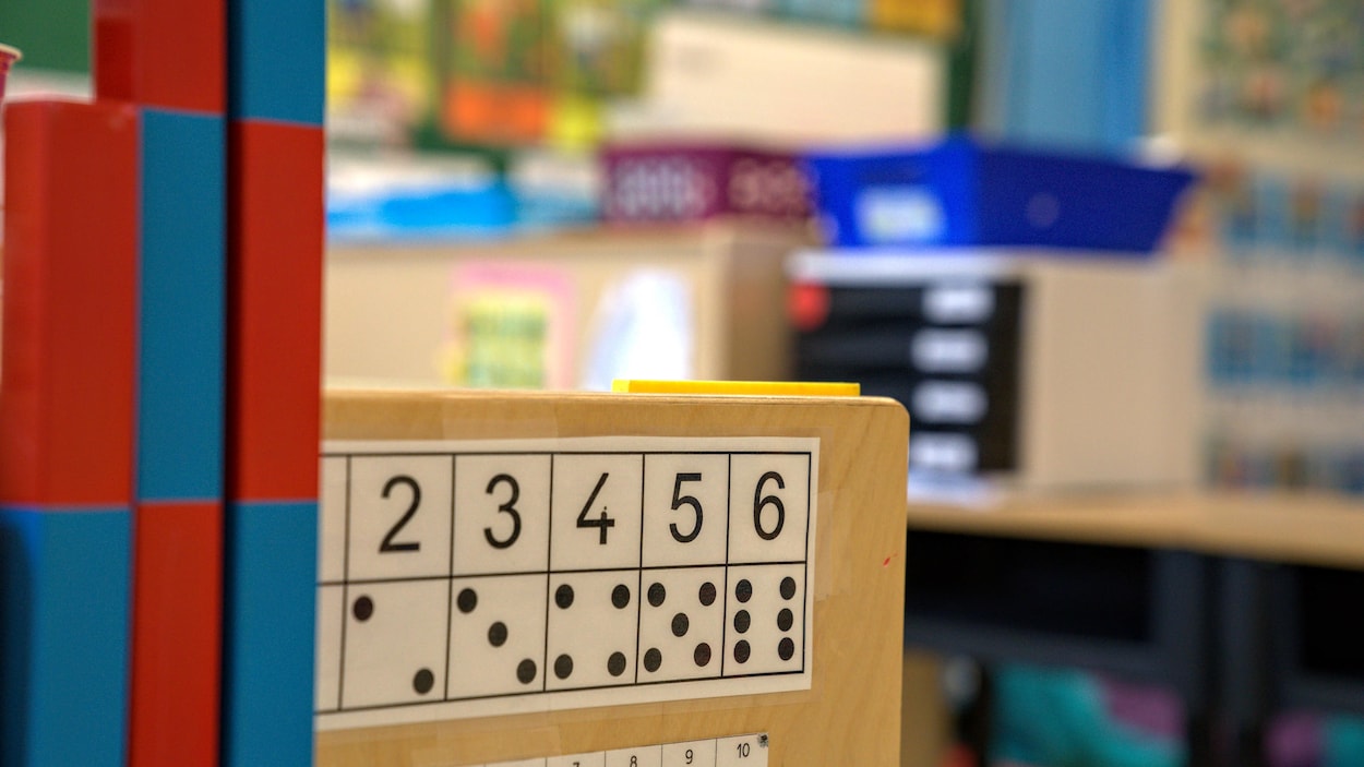 Une étagère dans une classe vide.