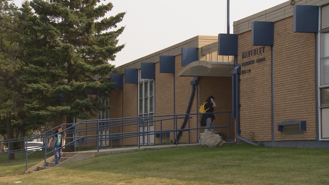 Une image du devant de l'école Waverley, à Edmonton, en été.