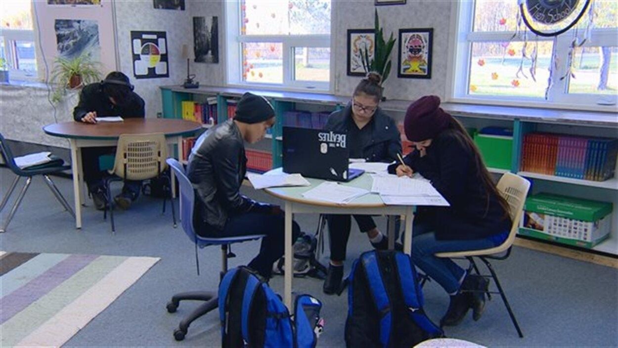 Les élèves de l'École secondaire de la Première Nation d'Alexis en Alberta étudient à la bibliothèque faute d'espace.