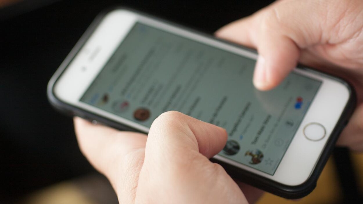 Un homme tape sur l'écran de son téléphone intelligent dans une application de messagerie. Un homme tape sur l'écran de son téléphone intelligent dans une application de messagerie.