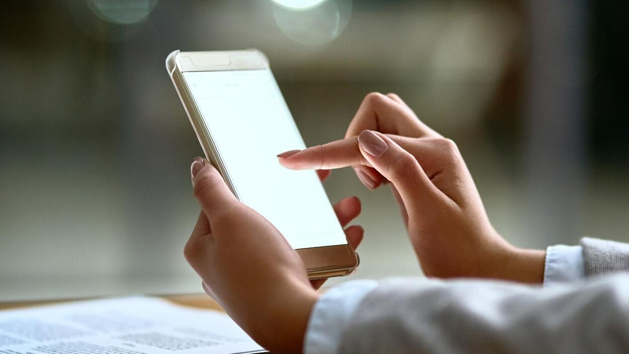 Une femme en train d'utiliser son téléphone intelligent.