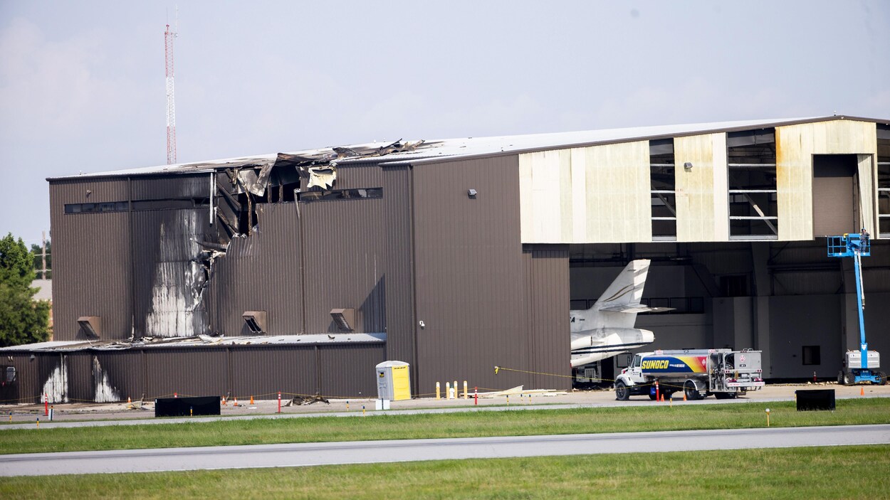 Un hangar endommagé.