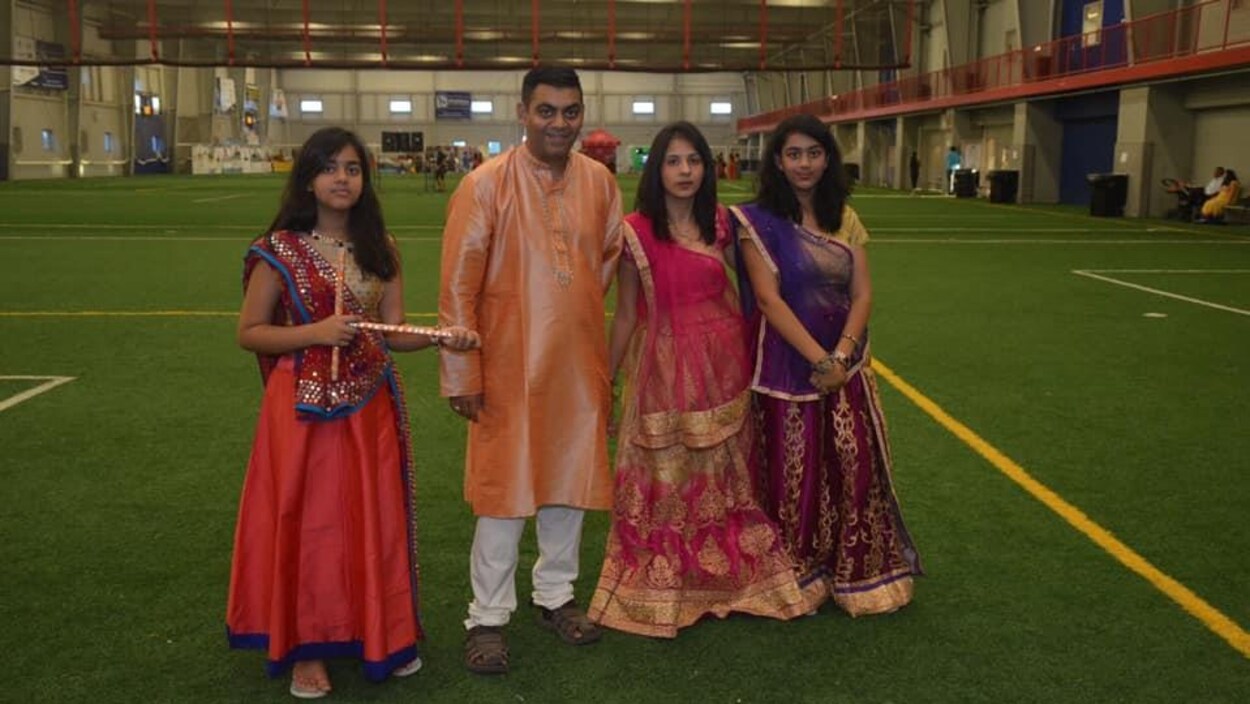 Une famille sur un terrain de soccer.