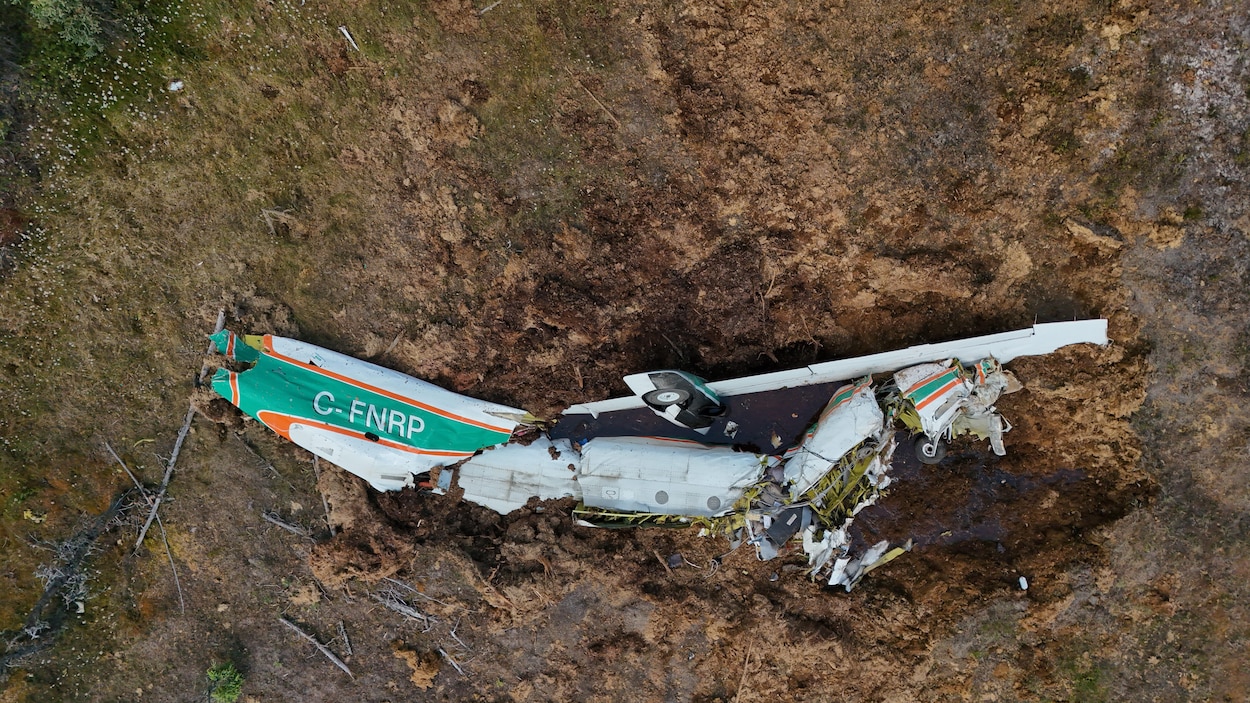Des enquêteurs récupèrent des pièces de l’avion écrasé à Fort Simpson