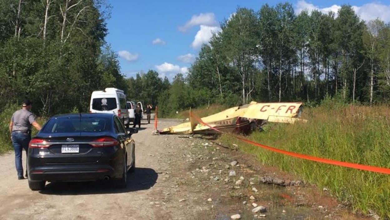 Des voitures de la Sûreté du Québec sur les lieux d'un écrasement d'avion.