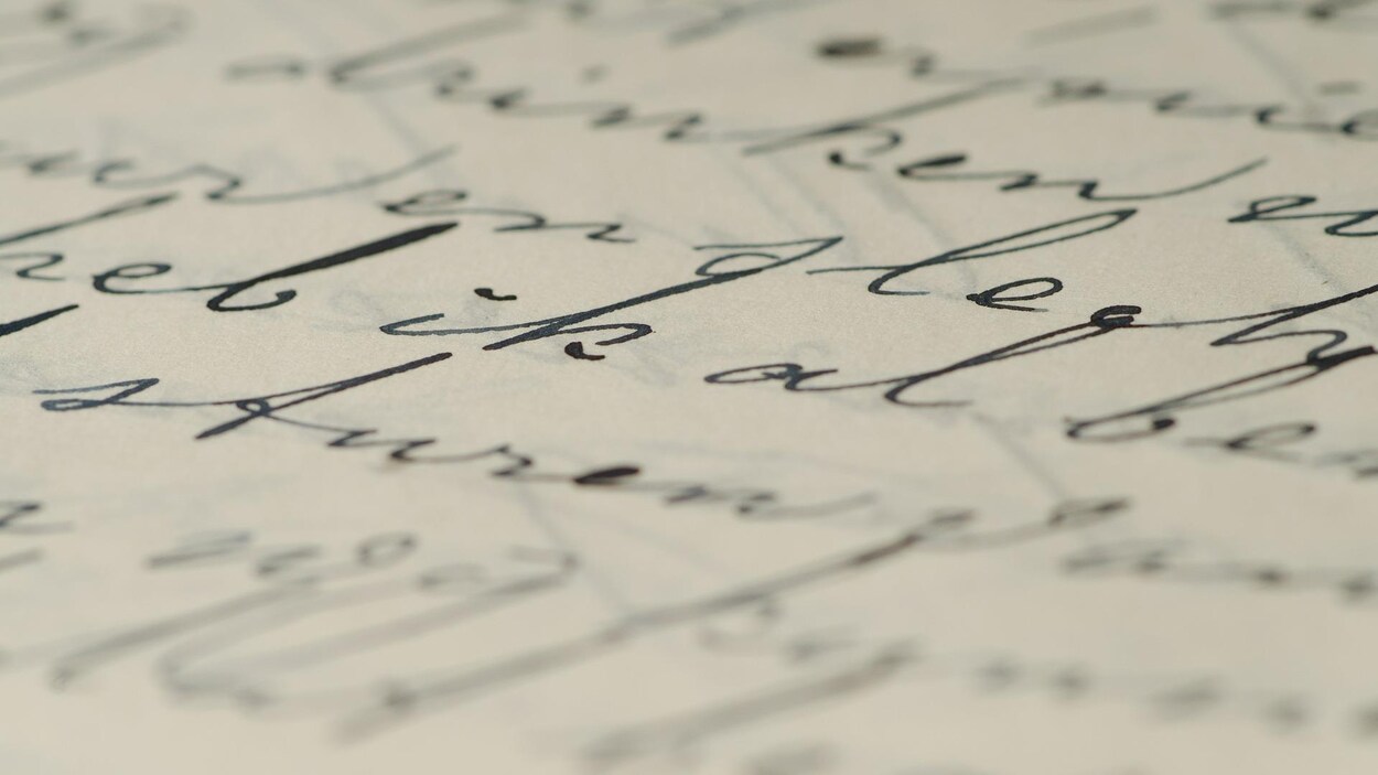 Des lignes d'écriture noires sur une feuille de papier blanc