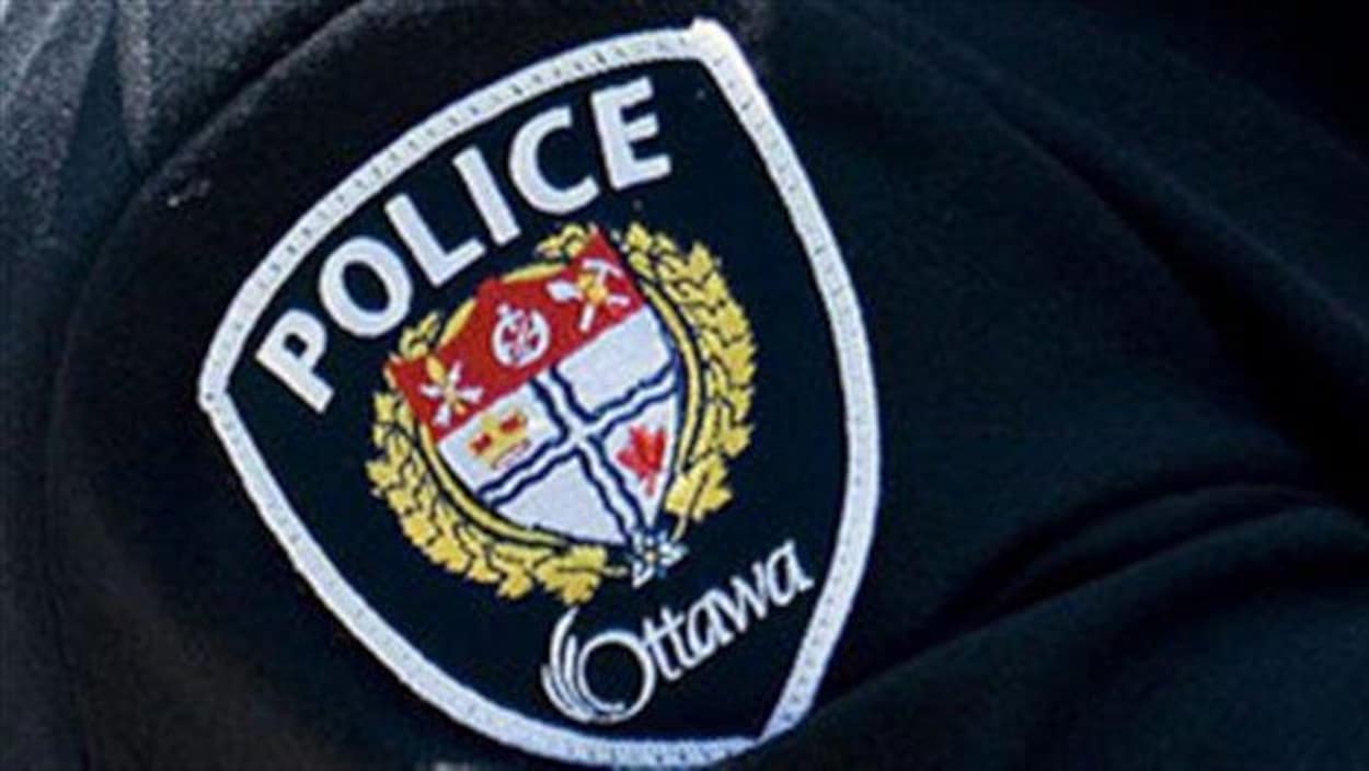 Le mot police chapeaute les armoiries de la police d'Ottawa. Le mot police chapeaute les armoiries de la police d'Ottawa.