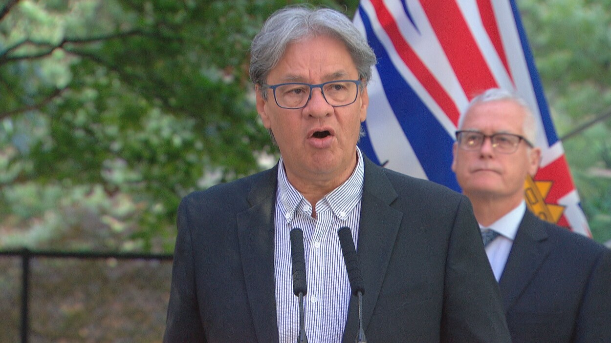 Un homme en conférence de presse.
