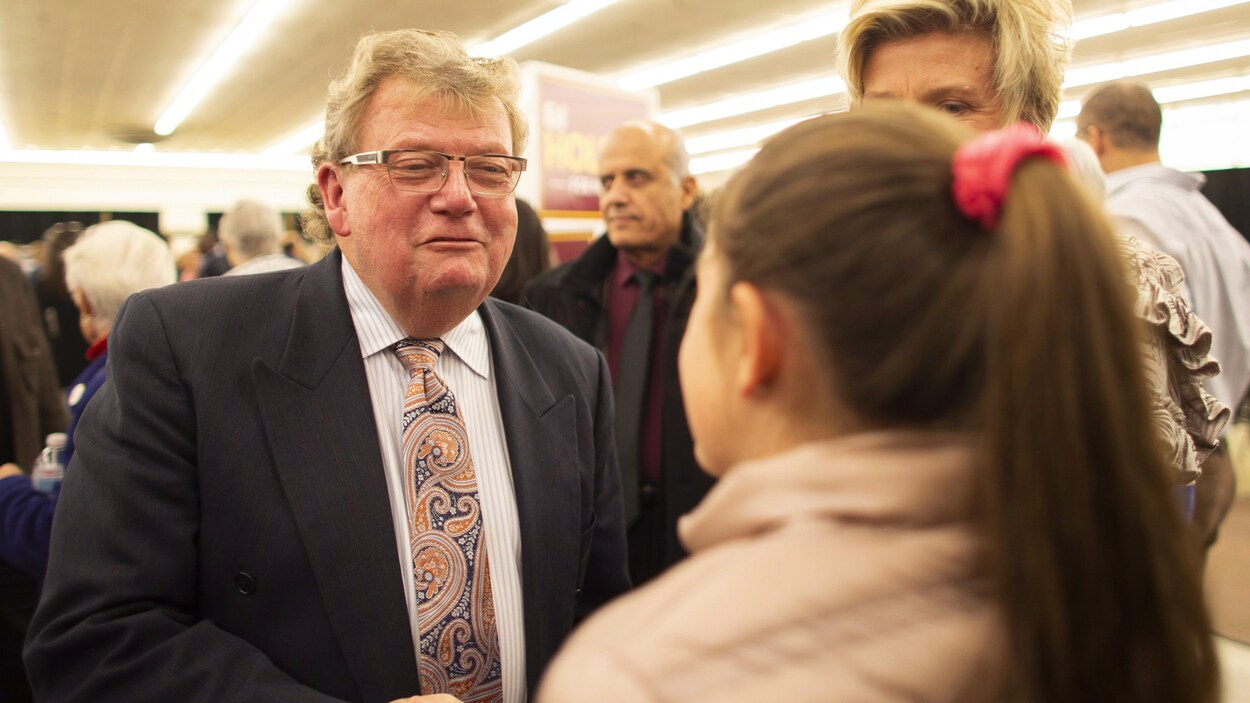 Le nouveau maire Ed Holder accueille une partisane lors d'une fête le soir des élections.