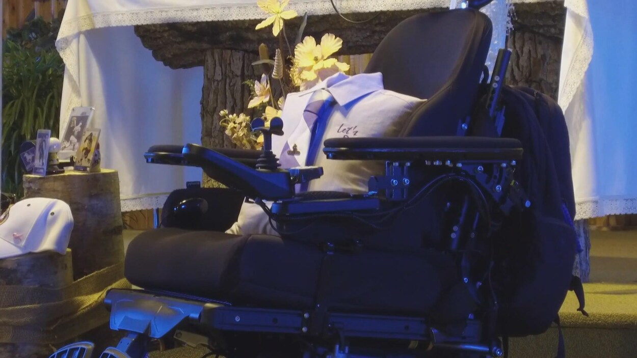 Un fauteuil roulant.