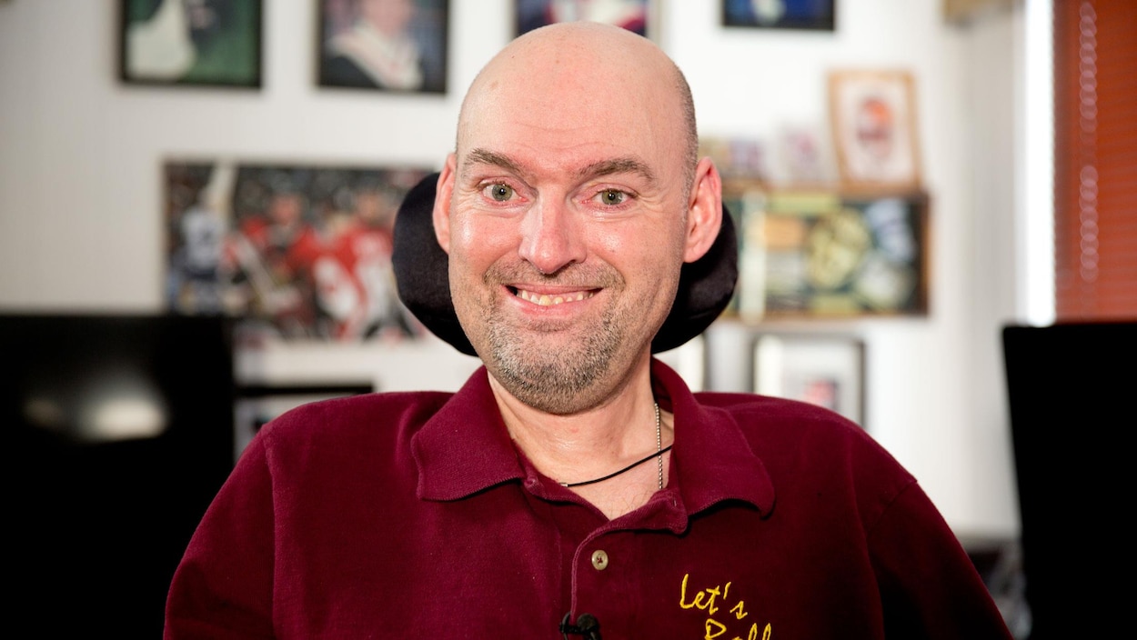 Eddy Lefrançois sourit à la caméra.