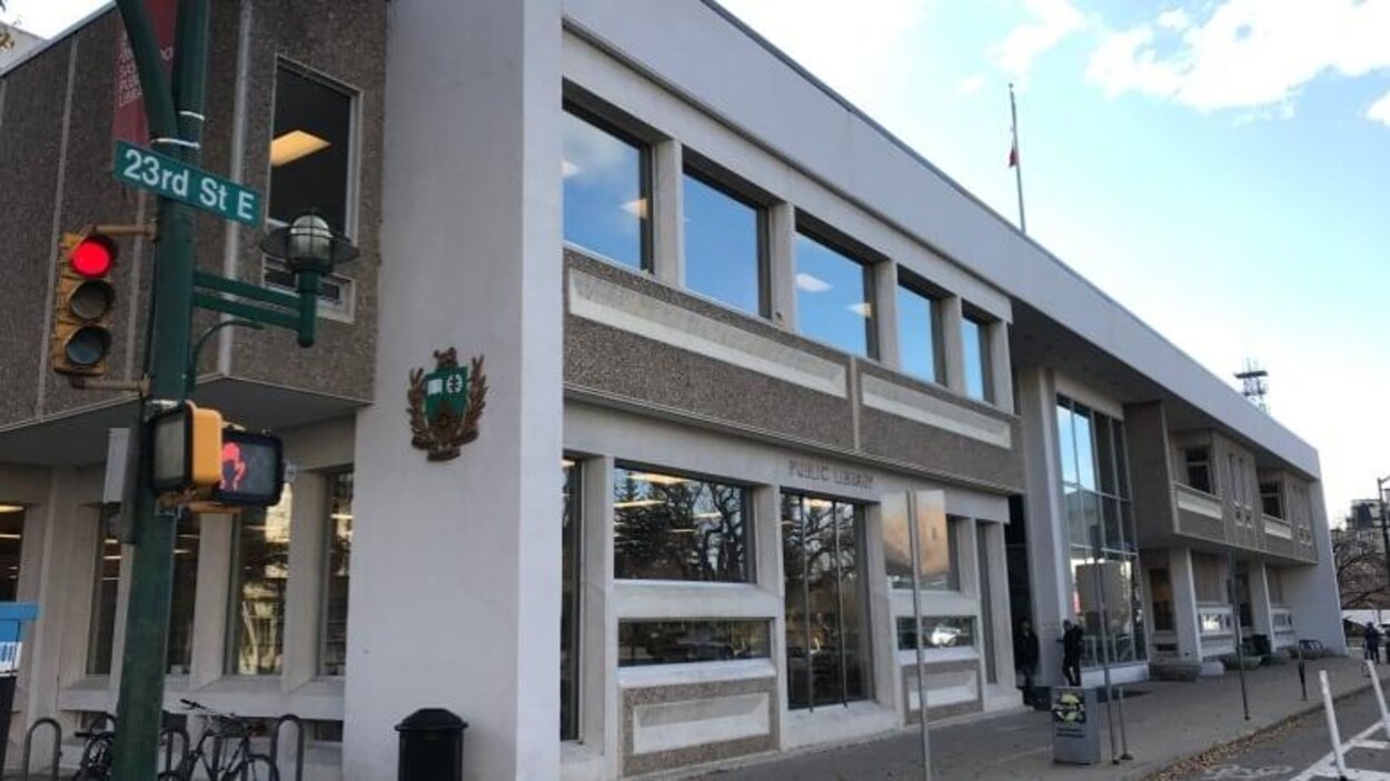 Vue de la façade de l'édifice actuel de la bibliothèque publique de Saskatoon.