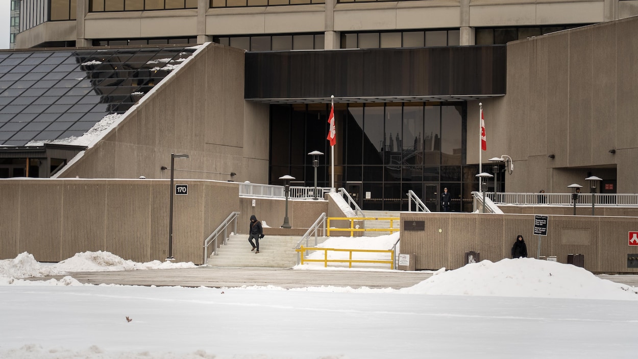 Déjà 23 063 fonctionnaires fédéraux touchés par les compressions
