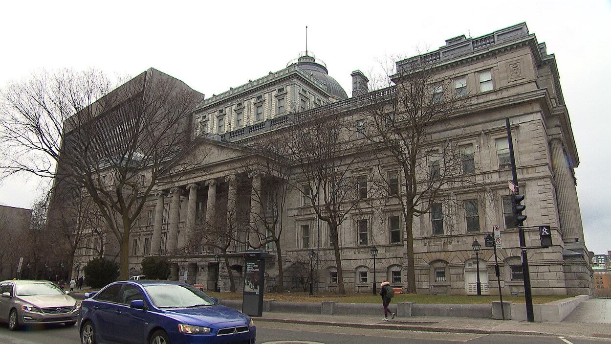 Le bâtiment est situé à mi-chemin entre l'hôtel de ville et le palais de justice.