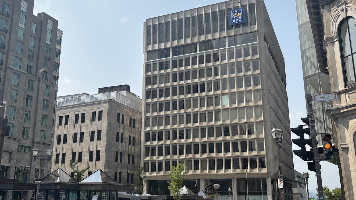 La reconversion d’une tour de bureaux en logements menacée à la place D’Youville