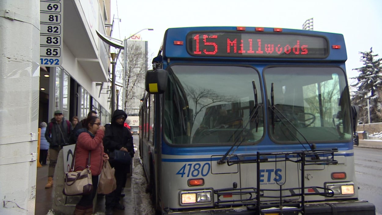 Des passagers montent à bord d'un autobus au centre-ville d'Edmonton.