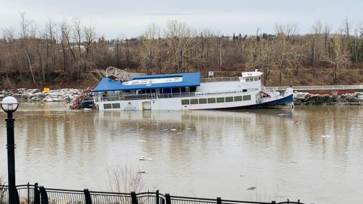 Le navire emblématique Edmonton Riverboat endommagé RadioCanada.ca