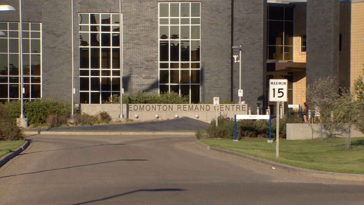 La façade de la prison.