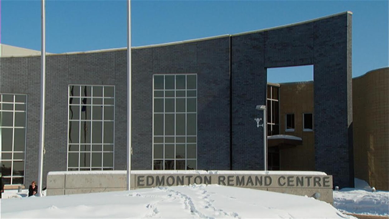 Le centre de détention d'Edmonton l'hiver.