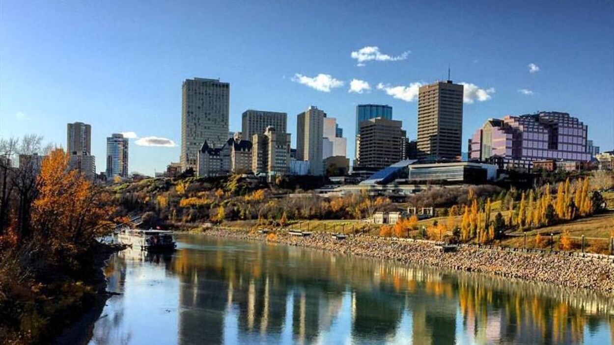 Le centre-ville d'Edmonton en automne avec une vue de la rivière. Le centre-ville d'Edmonton en automne avec une vue de la rivière.