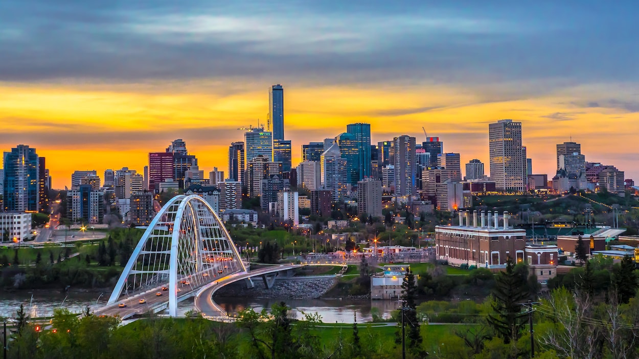 Vue du centre-ville d'Edmonton à crépuscule en mai 2019.