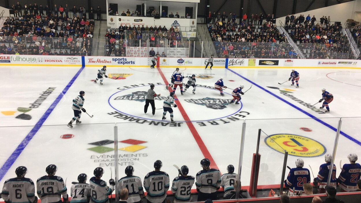 La foule regarde les hockeyeurs en action La foule regarde les hockeyeurs en action