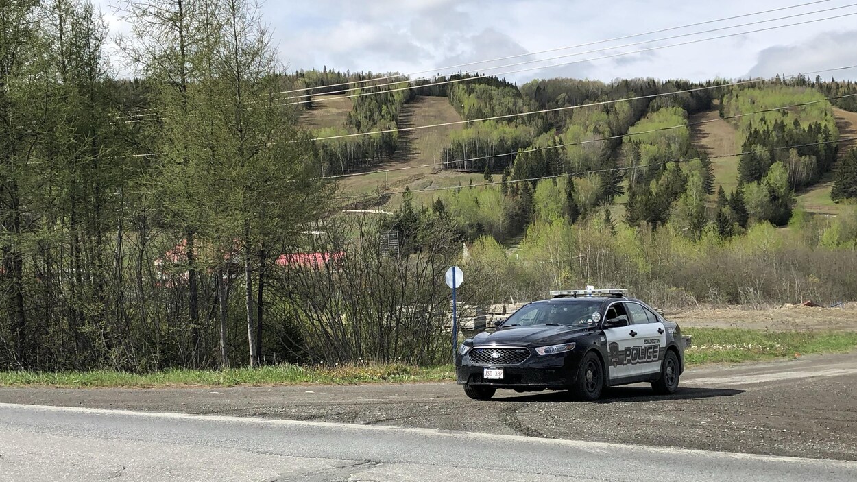 Une voiture policière garée dans l'entrée du centre de ski du mont Farlagne.