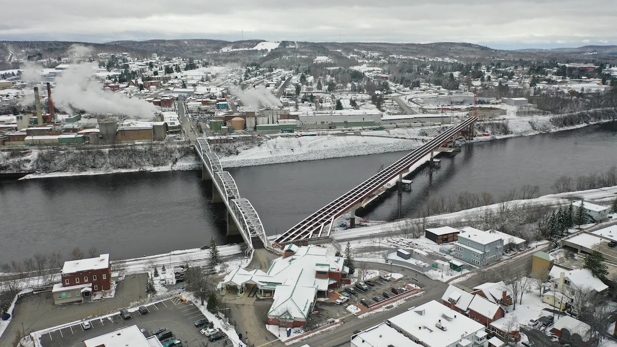 Le nouveau pont international à Edmundston est pratiquement à demi