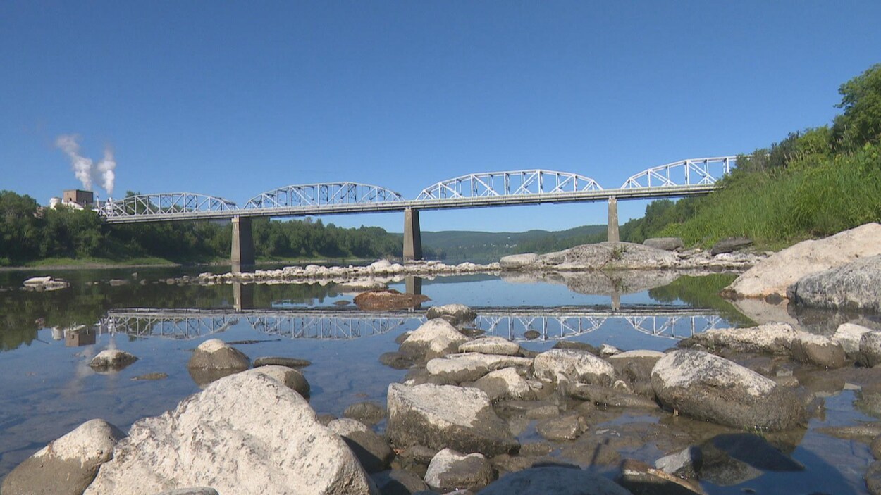 Les niveaux d'eau sont bas à Edmundston.