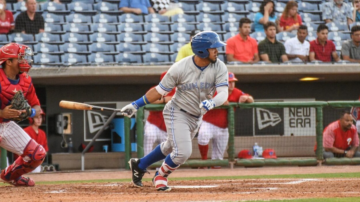 Un joueur de baseball frappe la balle.