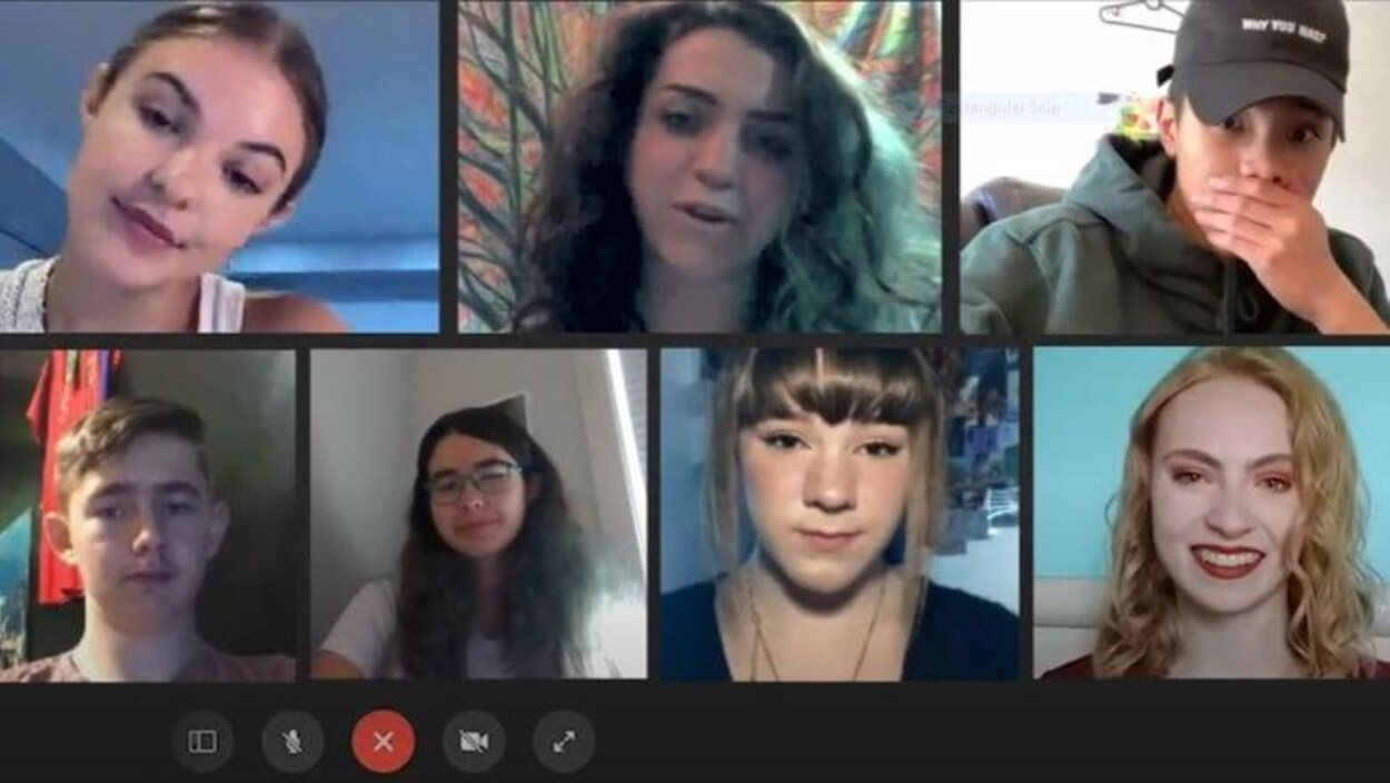 Des visages de jeunes sur un écran.