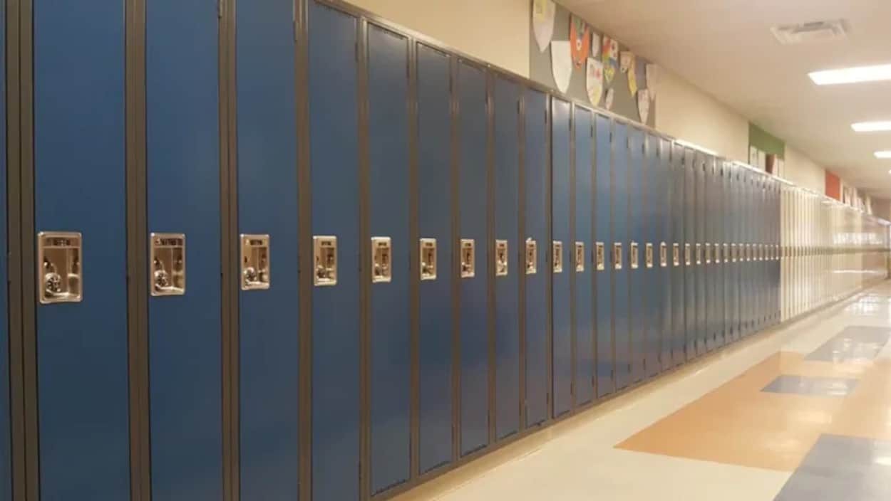 Des casiers d'élèves dans une école.