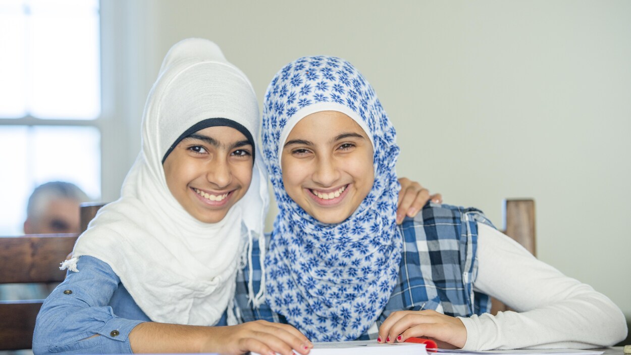 Deux adolescentes dans une salle de classe.