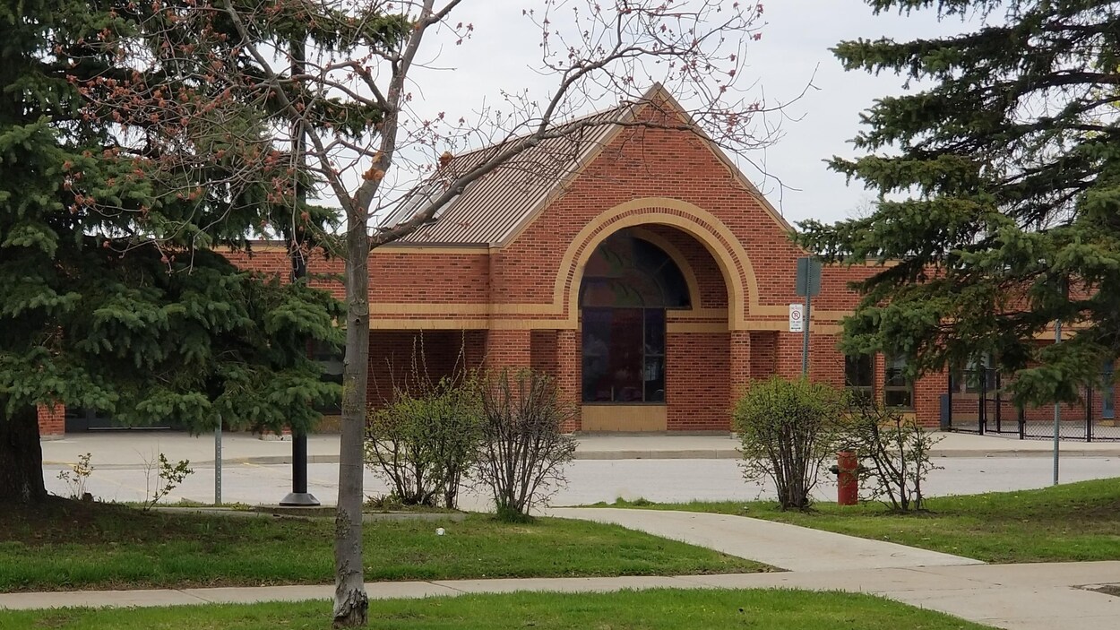 On voit la nouvelle école intermédiaire catholique Renaissance à Maple.