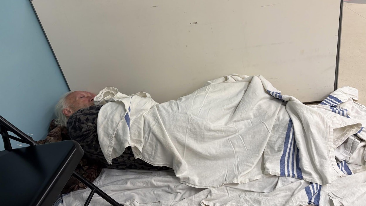 Faute de lit, un aîné forcé de passer des heures couché sur le sol à l’hôpital