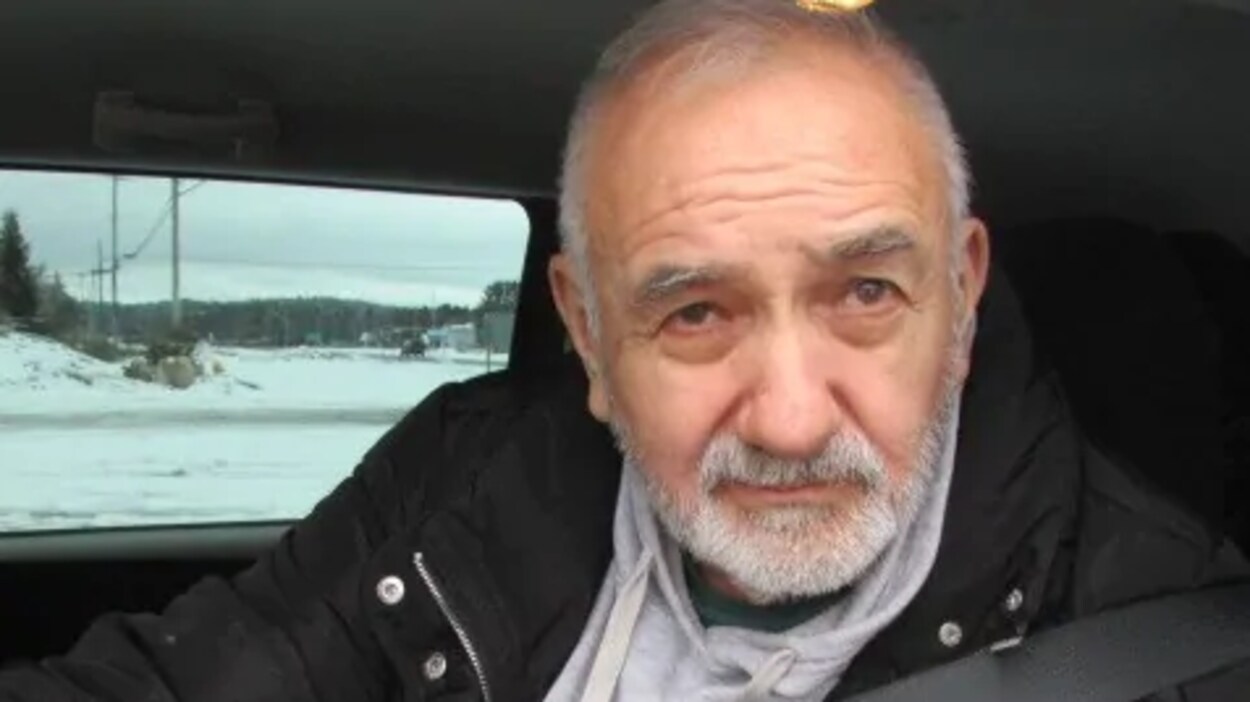 Portaint d'un homme dans une voiture.