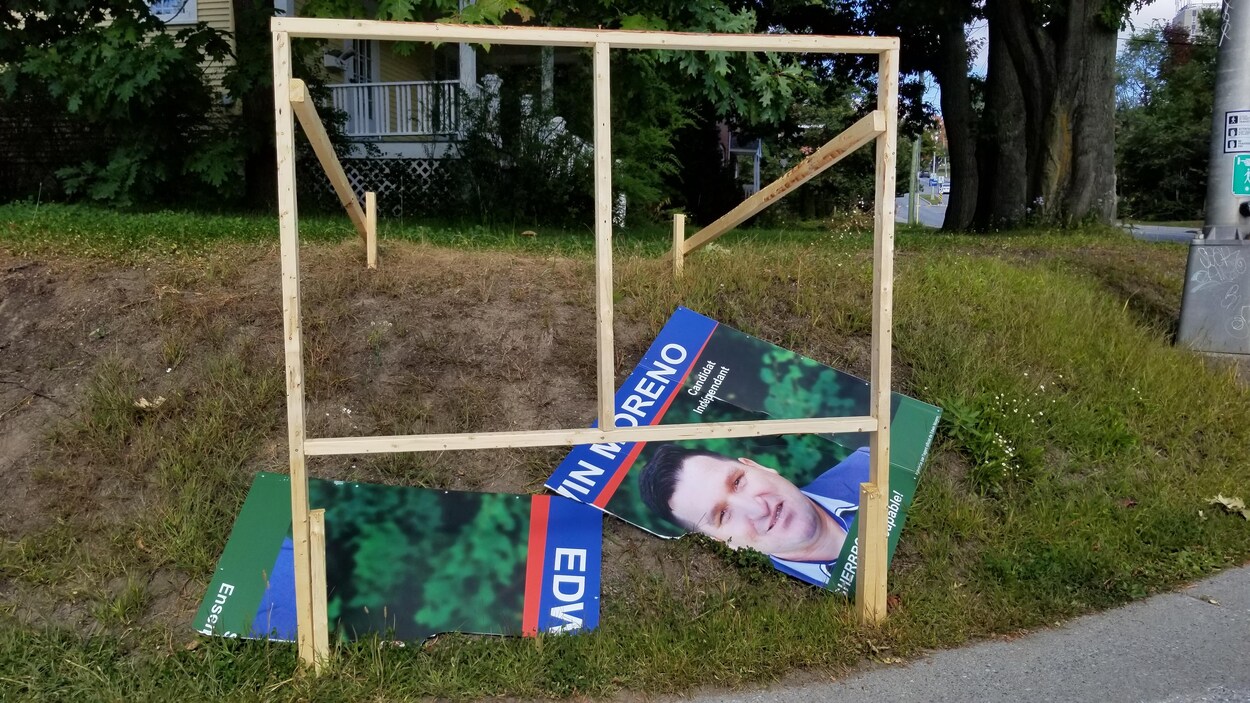 La pancarte déchirée du candidat Edwin Moreno.