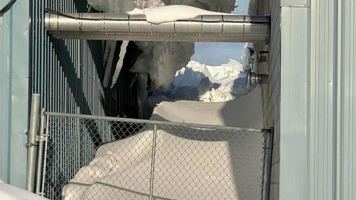 Fermeture d’urgence : la neige met à mal le Palais des sports de Kapuskasing